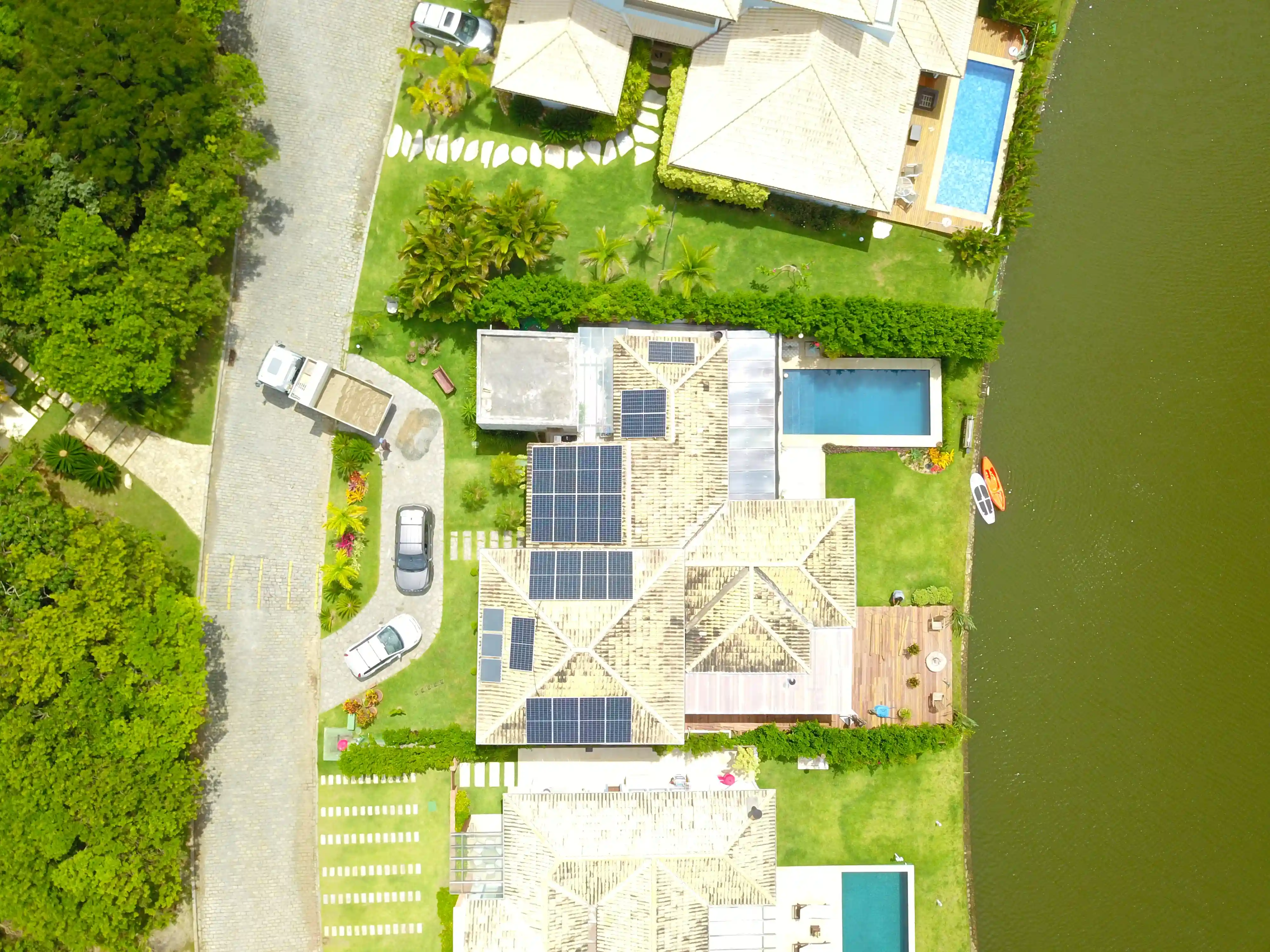 Painéis solares captando luz solar em Niterói - RJ