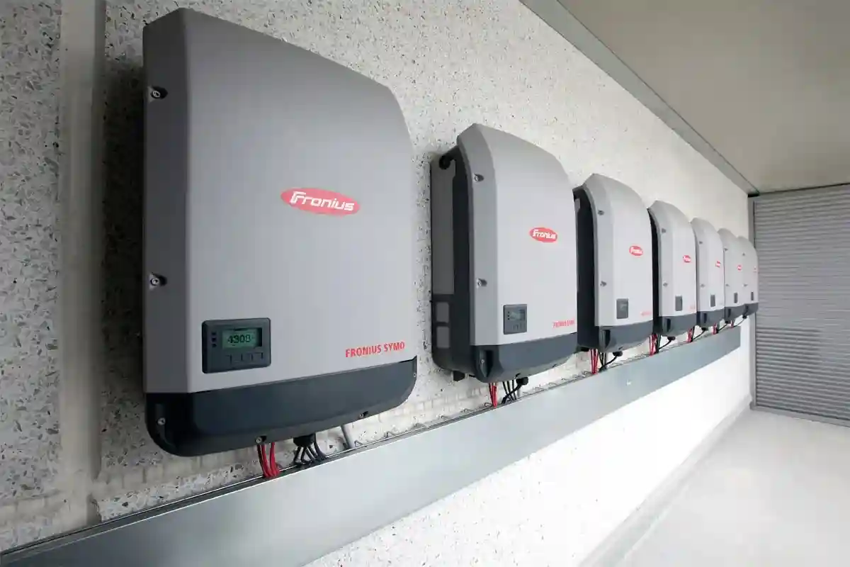 Inversor solar convertendo energia